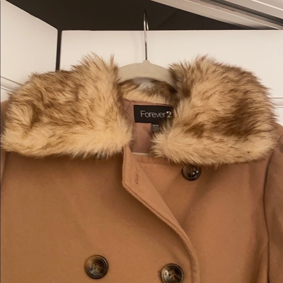 Camel winter coat w/fur collar Medium - Picture 3 of 3